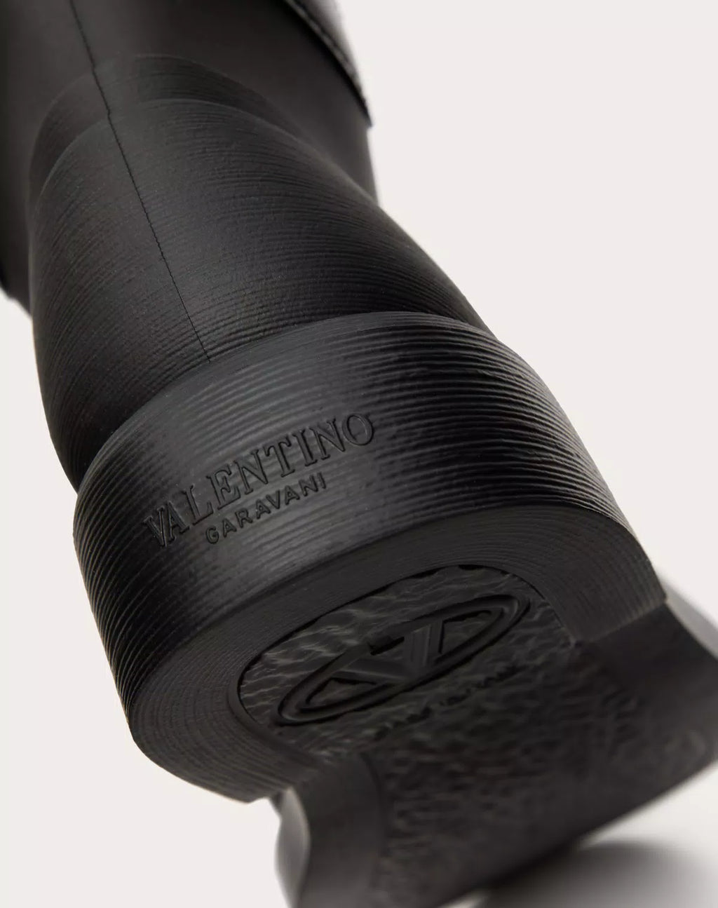 Valentino Vlogo The Bold Edition women’s boots in rubber and calfskin with 35mm heel, featuring the signature Valentino logo design.