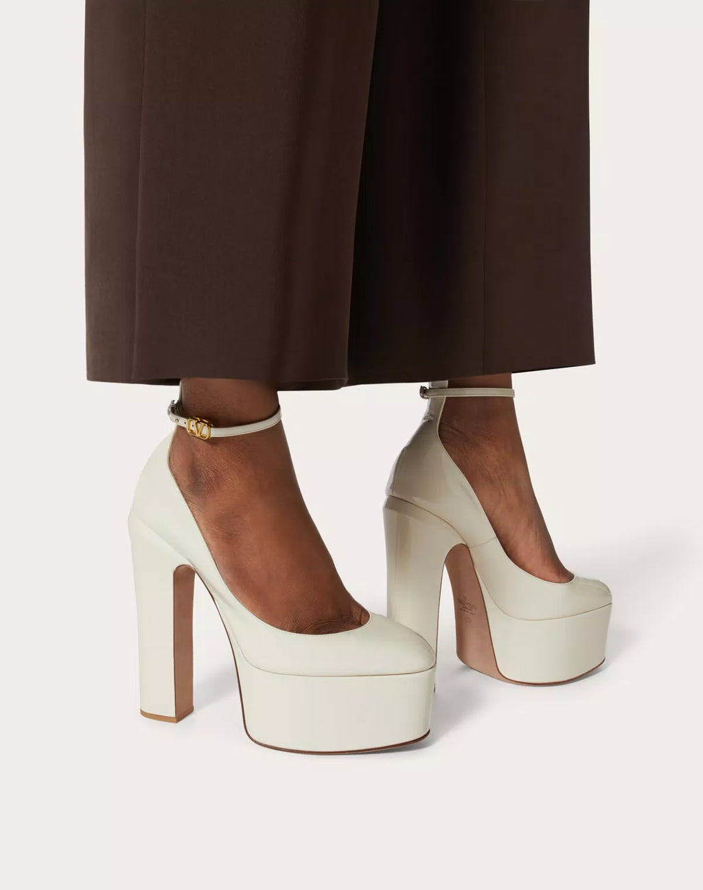 Valentino Garavani Tan-go platform pumps in shiny patent leather with 155mm heels, featuring a sleek and elegant women's shoe design.